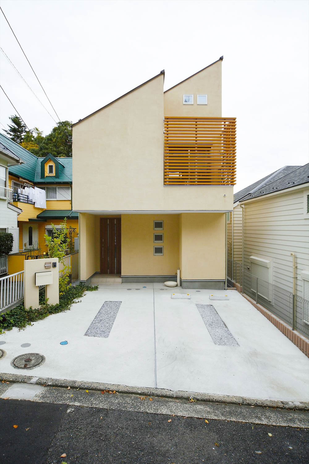 子育てに優しい家 ベージュの外壁が印象的で白を基調にした空間に木の質感がナチュラルな雰囲気の家 神奈川で注文住宅ならホームスタイリング