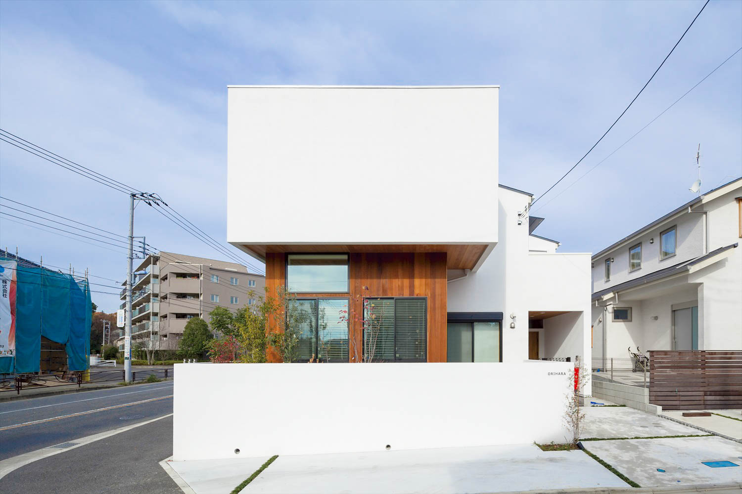 南向きの角地に建つ注文住宅