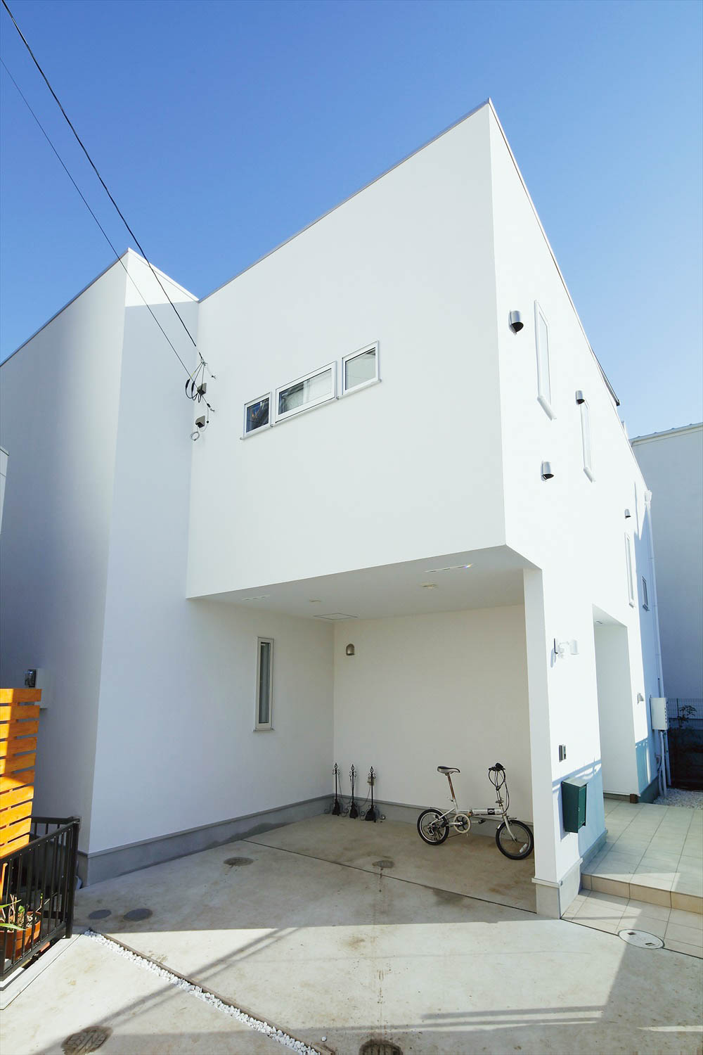 白いモダンな家