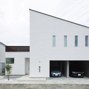 片流れ屋根のガレージハウス