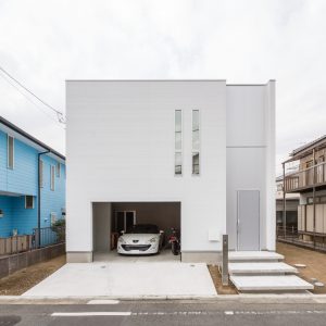 四角いシルエットの二階建て外観